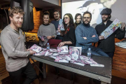 Siete de la veintena de colaboradores de la revista posaron con ella antes de la presentación.-Santi Otero