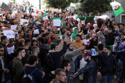 Protesta estudiantil contra Buteflika en Argel.-MOHAMED MESSARA (EFE)