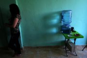 Una mujer siria explotada como esclava sexual, en su refugio actual, en una ciudad no identificada en el Líbano, el 13 de abril.-AFP