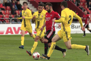 Pito Camacho conduce un balón en presencia de varios jugadores de Osasuna B-Alfonso G. Mardones