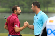 Jon Rham choca la mano con Sergio García después de cerrar su pase a octavos-Richard HEATHCOTE