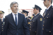 El ministro del Interior, Fernando Grande-Marlaska, pasa revista a una unidad del Cuerpo Nacional de Policía en Valencia en septiembre pasado.-MIGUEL LORENZO
