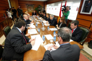 César Rico (dch. de la imagen), durante la reunión del lunes celebrada en Valladolid con representantes regionales.-ECB