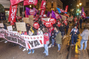 Una manifestación auspiciada por los sindicatos recorrió ayer las calles del centro para reclamar un «convenio digno».-S. OTERO