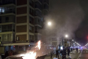 Uno de los contenedores ardiendo en la calle Vitoria-SANTI OTERO