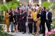 El reparto al completo de 'Allí abajo', durante una pausa del rodaje, este miércoles en Sevilla.-MANU TRILLO / ATRESMEDIA