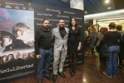 Rubén Ortega (i.), Pablo Moreno y María Esparcia, en el ‘photocall’ instalado en el vestíbulo de los Van Golem.-Raúl Ochoa