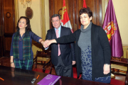 El presidente de la Diputación, César Rico, y la presidenta de Aura Fademur Burgos, Julia Quintana, y la presidenta de Afammer Burgos, María Lourdes Álvarez-Ical