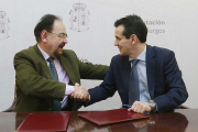 Ángel Guerra y Raúl Vegas sellan la renovación del convenio.-RAÚL G. OCHOA