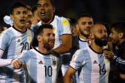 Messi, Mascherano y sus compañeros, antes de abandonar el campo en Quito.-REUTERS / EDGARD GARRIDO