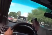 Momento en que el policía de Las Vegas comienza a disparar a través de la luna delantera del coche patrulla. /-PERIODICO
