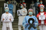 Sanitarios a las puertas del centro de salud de Gamonal La Antigua.RAÚL OCHOA