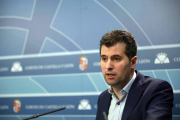 El portavoz del Grupo Parlamentario Socialista y secretario general del PSOE de Castilla y León, Luis Tudanca, informa de la reunión del Grupo de Trabajo Socialista para la reforma del Estatuto de Autonomía de Castilla y León.-ICAL