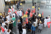 Concentración de trabajadores en el hall de entrada del hospital.-I.L.M.