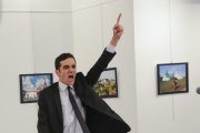 Fotografía del asesino del embajador ruso galardonada con el World Press Photo.-BURHAN OZBILICI / AP