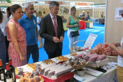 El alcalde de Medina, Isaac Angulo, visita los stands de la Feria Agroalimentaria junto a la secretaria provincial del PSOE, Esther Peña.-ECB