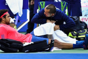 Tsonga, lesionado, poco antes de retirarse ante Djkovic.-EDUARDO MUNOZ ALVAREZ