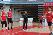 Los jugadores del Manresa y el técnico Ibon Navarro, en el entrenamiento de este jueves-DAMIÀ BADIA