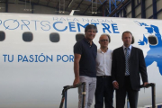 Toni Nadal posa junto a Richard Clark, director comercial de Air Europa, y Victor Barreira, CEO del Rafa Nadal Sports Centre.-EMILIO PÉREZ DE ROZAS