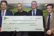 Mascherano, con el talón para la Associació Catalana del Síndrome de Rett.-
