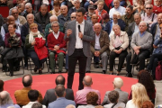Pedro Sánchez, este lunes durante un acto en un centro de mayores de Leganés (Madrid).-JOSÉ LUIS ROCA