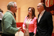 Silvia Clemente, Ramiro Ruiz Medrano y Óscar Reguera conversan al finalizar la reunión del Grupo Parlamentario Popular-Ical