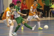 Jesús Preciado busca a un compañero en un lance del partido de ayer.-SANTI OTERO