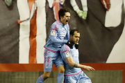 Sangalli, autor del gol de la victoria, celebra junto a Urko Vera el empate.-LFP