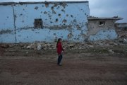 Una niña camina en la localidad de Al Rai, al norte de Alepo.-KHALIL ASHAWI / REUTERS