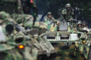Fuerzas del Ejército de Bangladés estacionadas cerca del restaurante donde se perpetró la matanza.-AP