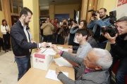 Luis Tudanca en el momento de ejercer su derecho al voto en la sede socialista del PSOE.-RAÚL G. OCHOA