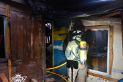 Un bombero interviene en la vivienda afectada. BOMBEROS DE BURGOS