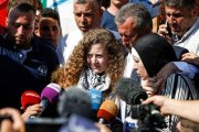 Ahed Tamimi atiende a los periodistas tras salir de la cárcel, donde ha permanecido siete meses y dos semanas.-AFP / ABBAS MOMANI (AFP)