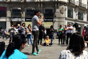 Daniel Guío, de 23 años, alumno de la Universidad Rey Juan Carlos, explica su Trabajo Final de Máster en la Puerta del Sol como parte de las protestas de estudiantes y profesores por el caso Cifuentes.-/ EL PERIÓDICO