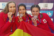 Marina Peña, en el centro, posa con sus compañeras de selección española en Podebrady-ECB