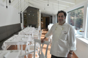 El cocinero Miguel Martínez en la sala de su acogedor y diáfano restaurante berciano.-I.M.