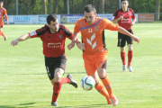 Marti intenta superar al lateral diestro del CD Mirandés B, Asier, en el choque de ayer en Castañares.-Israel L. Murillo