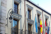 Los trabajadores afectados se reunieron ayer por la tarde en el Ayuntamiento.-L. V.