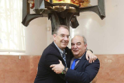Benavente se abraza a Andrés Hernando, su sucesor al frente de la federación burgalesa del Metal.-RAUL OCHOA