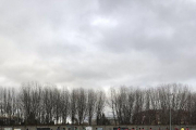 Los jugadores saludan a la árbitra al inicio del partido.-TWITTER / CD VILLAMURIEL