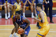 Diop ataca el aro. SANTI OTERO