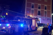 Los bomberos de Burgos en el paseo de la Isla, donde se ha localizado a un hombre muerto en su vivienda. ECB