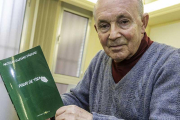 Antolín Iglesias Páramo sujeta un ejemplar de su nuevo libro, en el que se sale de su temática habitual. SANTI OTERO