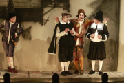 Morfeo Teatro estrenó anoche en el Teatro Principal su adaptación de ‘El retablo de los maravillas’, con la que se rinde a los ideales cervantinos y traza un retrato de los pecados nacionales.-Raúl Ochoa