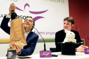 Juan Mayoral, director artístico de la Gala de Magia, y José  Miguel González, responsable de programación de Cultural Cordón.-ECB