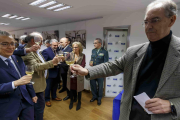 Benavente choca su copa con el delegado de la Junta durante el brindis navideño en la Casa del Empresario. SANTI OTERO