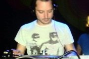 Elijah Wood, pinchado música.-INSTAGRAM
