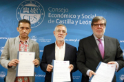 El presidente de Cecale, Santiago Aparicio; el secretario autonómico de UGT, Agustín Prieto; y el secretario de Acción Sindical de CCOO, Vicente Andrés; firman un acuerdo para la renovación del Serla-Ical