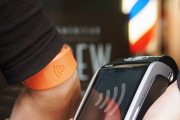Pulsera visa pagando en un datófono.-ECB