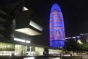 La Torre Glòries, iluminada en favor de la Agencia Europea del Medicamento, el pasado 18 de julio.-/ JOAN PUIG (JOAN PUIG)